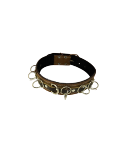 طوق جلد في معدن